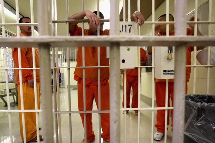 Senado de California aprueba proyecto de ley contra las cárceles para inmigrantes