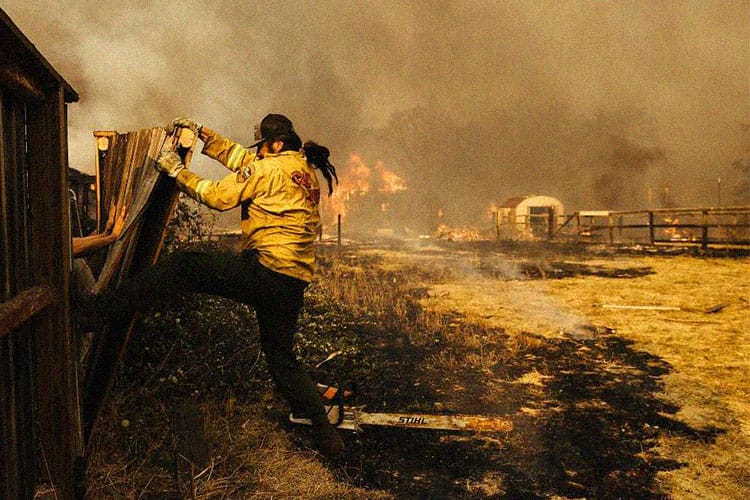 Más de 20 mil personas han huido de las llamas