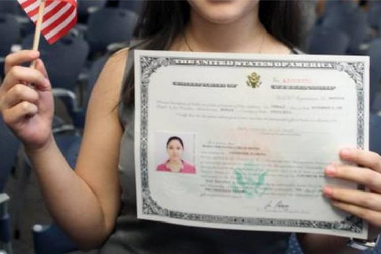 Uno de los acuerdos realizado entre senadores demócratas y republicanos plantearía una ruta para que los jóvenes inmigrantes obtengan la ciudadanía.