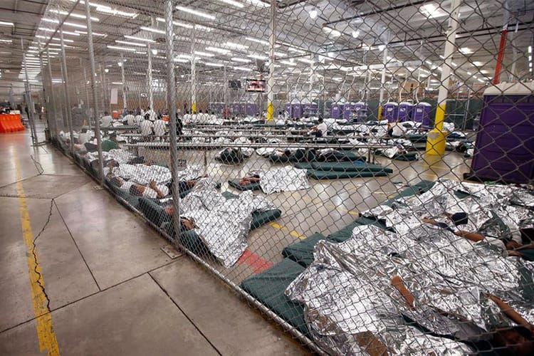 Jeff Merkley visitó una instalación de procesamientos fronterizo y dijo que vio a niños migrantes dormir en jaulas, con delgadas mantas espaciales y en piso de concreto.
