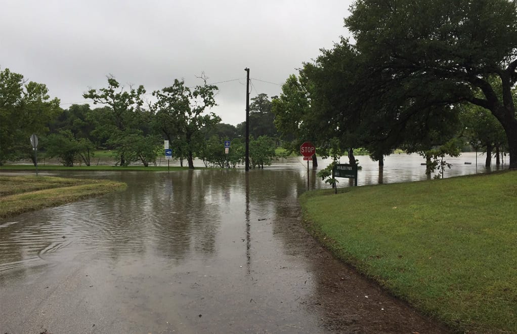 La intensas lluvias de este miércoles 4 de julio han generado inundaciones Houston, se espera que las precipitaciones continúen.