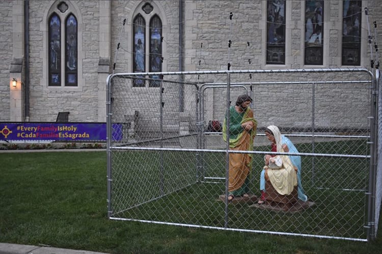 Jesús, María y José tras una reja, así fue como la catedral Christ Church de Monument Circle, en Indianápolis, protestaron contra las políticas de Trump | Foto: @luisnavarronews