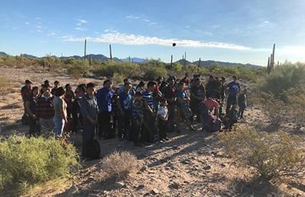Agentes de la CBP se encontraron con dos grupos de migrantes que sumaban un total de 264 adultos y niños que intentaban cruzar la frontera