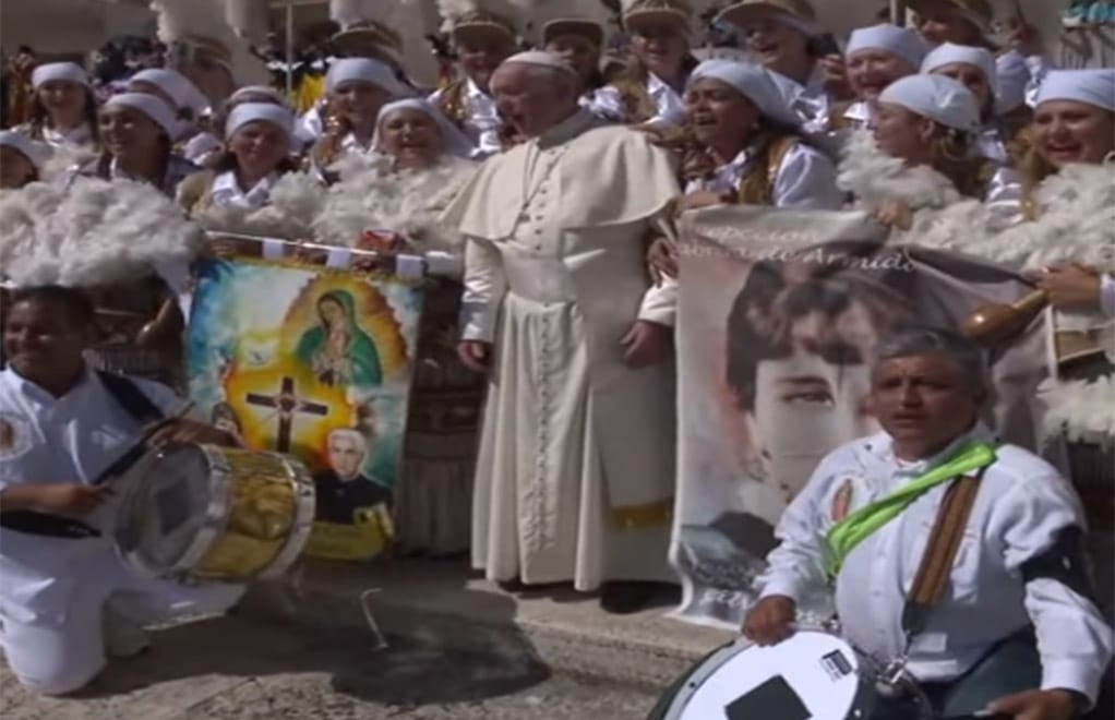 Papa Francisco y un grupo de mexicanos proveniente de Monterrey que ataviados con sus trajes tradicionales cantó “La Guadalupana”.
