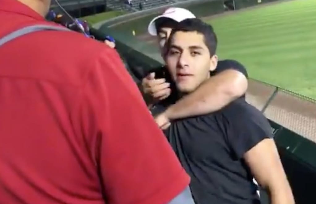 Una nueva agresión racial fue captada en video este lunes al término del partido de béisbol de los los Piratas y los Cachorros.