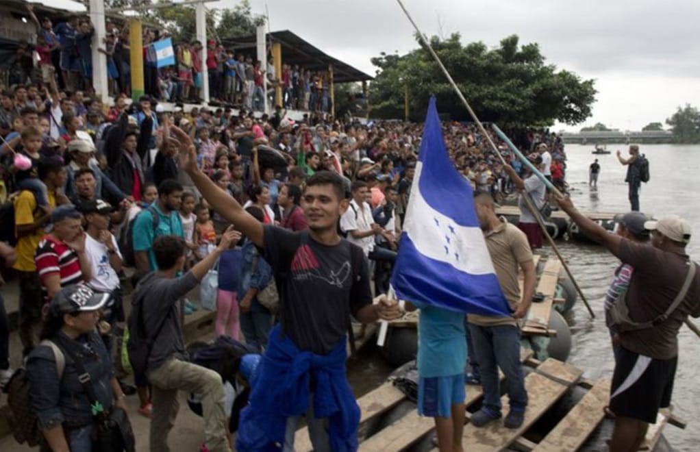 El caos se desató en la frontera este viernes con la llegada de la caravana migrante a la frontera de México, pidieron a las autoridades se les dejara ingresar | Foto: Voz de América