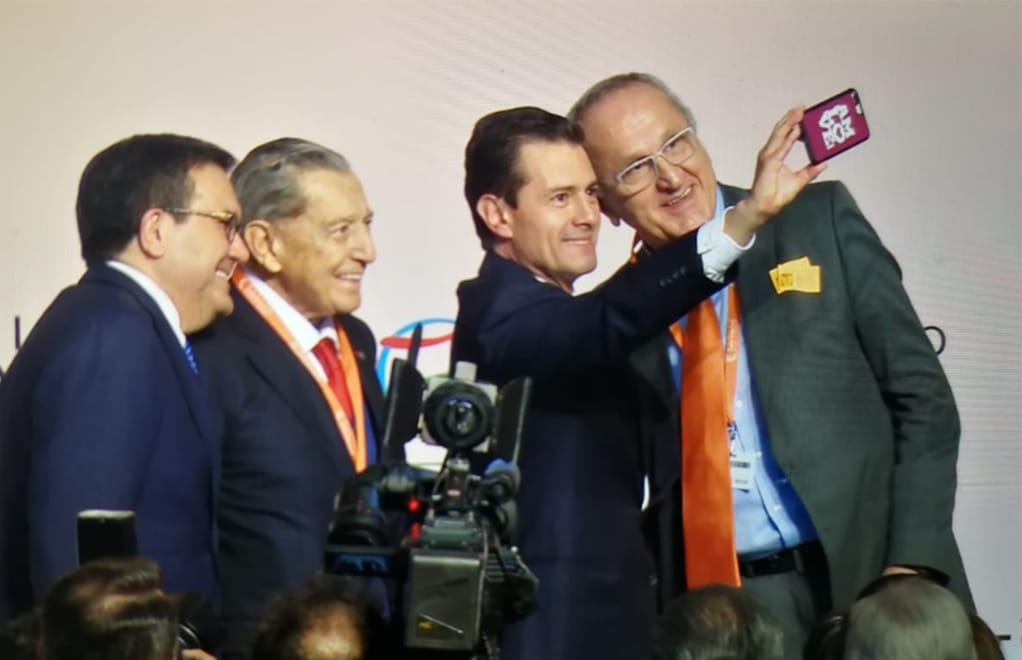Enrique Peña Nieto dio bastante de que hablar tras tomarse una foto con un celular cuya funda hacía alución al presidente electo con el mensaje AMLOVE