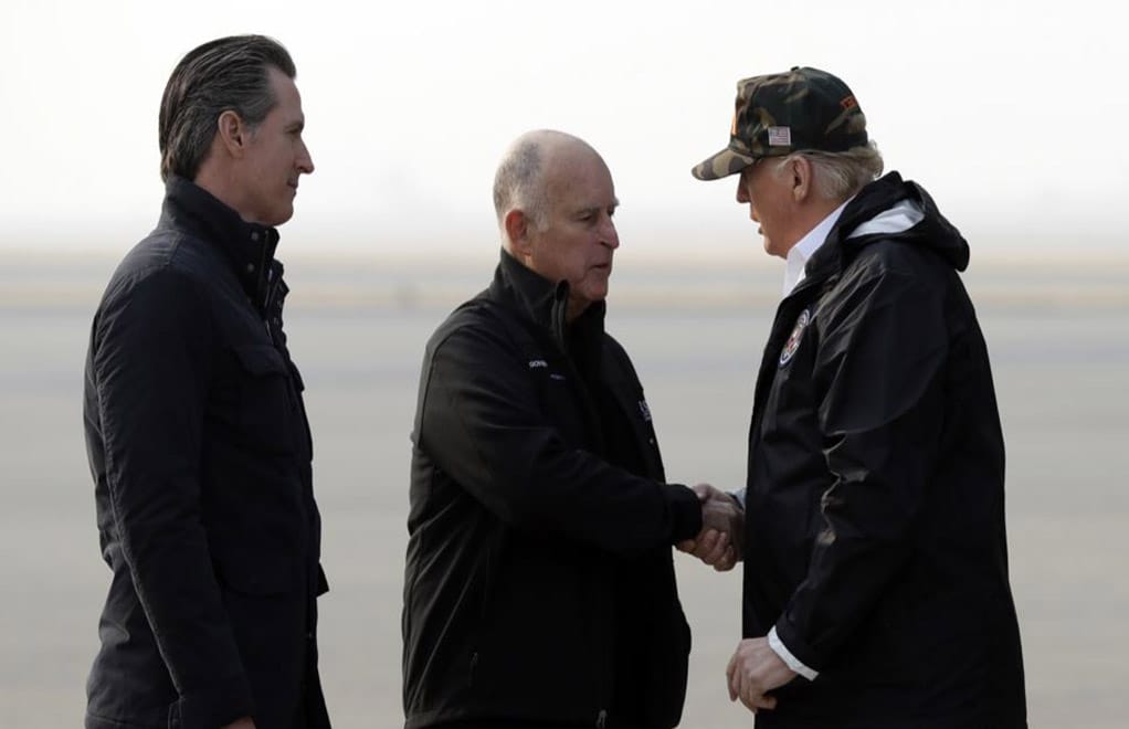 El presidente Donald Trump fue recibido en California por el gobernador Jerry Brown y el gobernador recientemente electo, Gavin Newson.