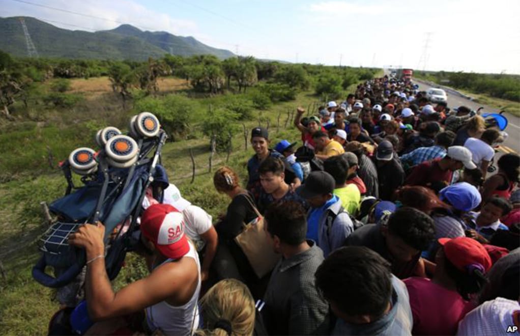 La falta de condiciones en Oaxaca y el poco apoyo del Gobierno de México provocaron que la caravana de migrantes tuviera que modificar su ruta | Foto: Voz de América / AP