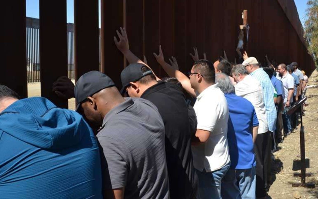 35 sacerdotes rezan por migrantes en Tijuana