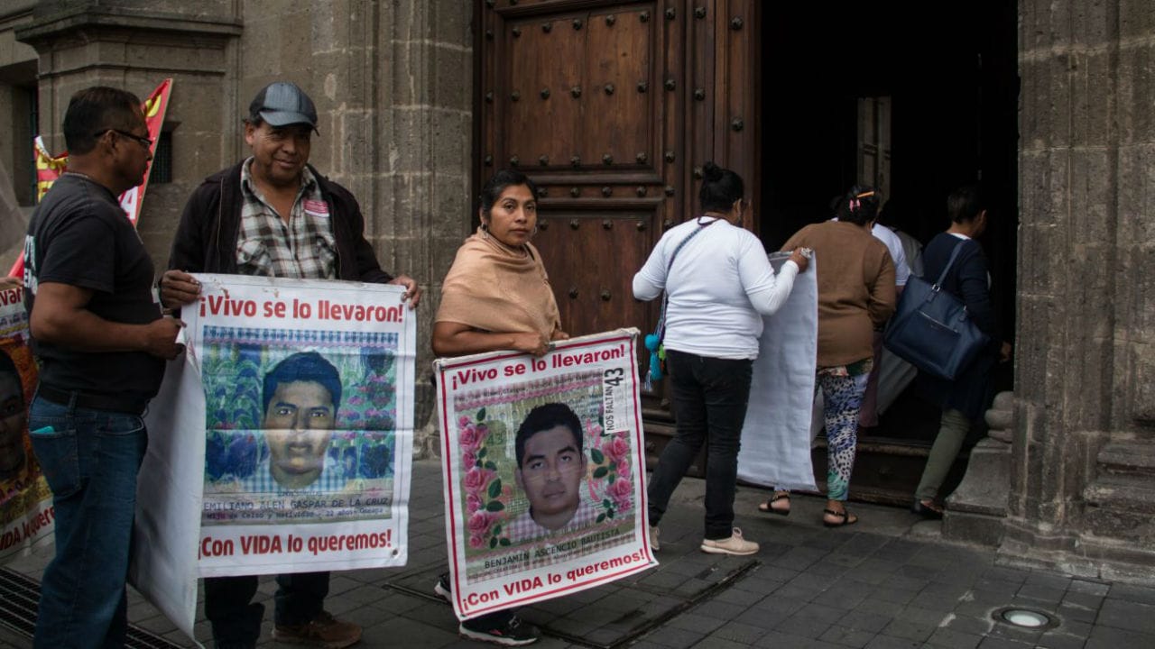 Alejandro Gertz Manero titular de la FGR se comprometió a reconstruir desde cero las investigaciones de los 43 normalistas de Ayotzinapa desaparecidos.