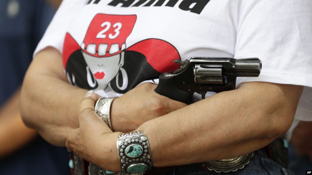 Gobernador de Florida quiere que los ciudadanos puedan llevar armas sin licencia | Foto: AP / Voz de América