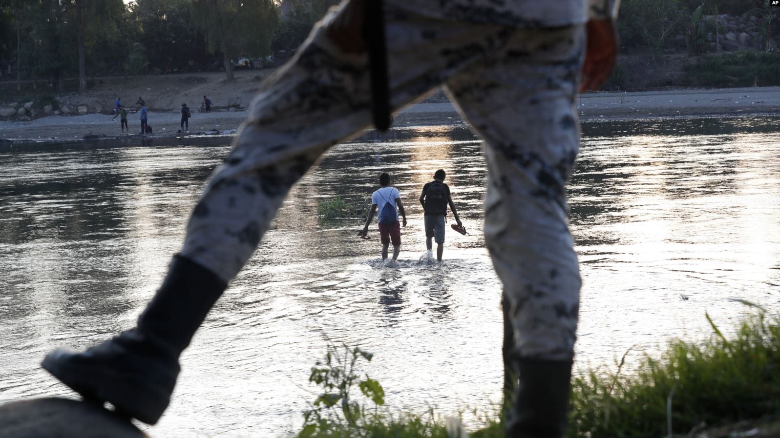 Migrantes hondureños que intentaron ingresar a México a pie regresan al lado guatemalteco del río Suchiate bajo la vigilancia de una Guardia Nacional mexicana cerca de Ciudad Hidalgo. | Foto: AP / Voz de América