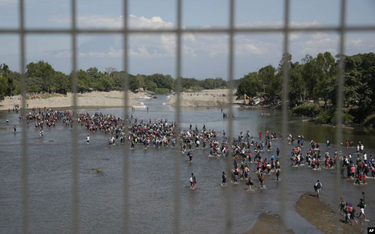 Migrantes guatemaltecos cruzando río