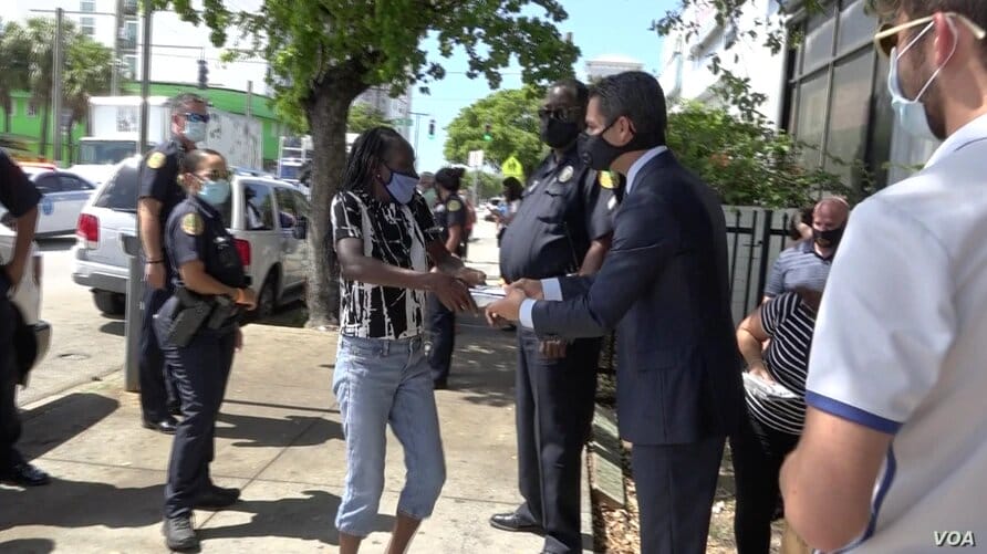 El alcalde de Miami, Florida, Francis Suárez, entrega mascarillas a los residentes del barrio de Allapatah. Foto: Voz de América
