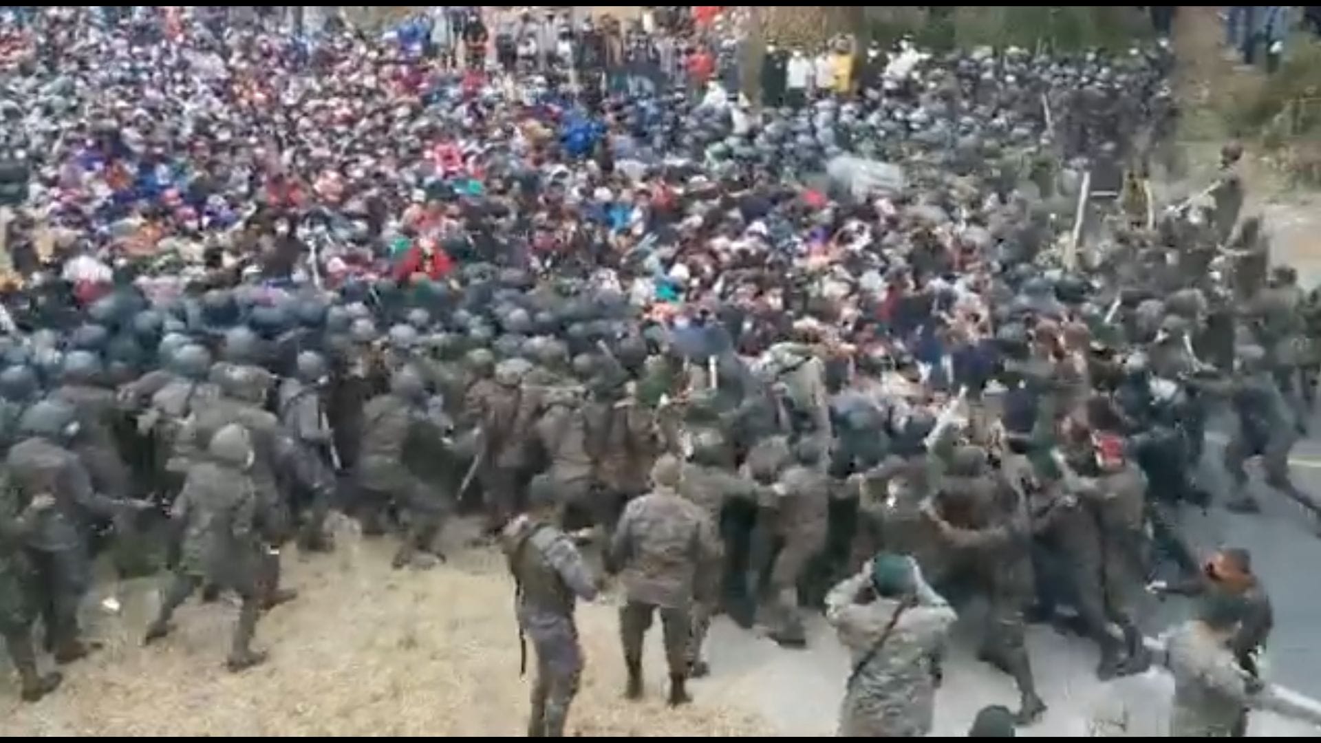 Enfrentamiento entre la caravana migrante y el Ejército de Guatemala el domingo 17 de enero de 2021. | Foto: Captura de pantalla.