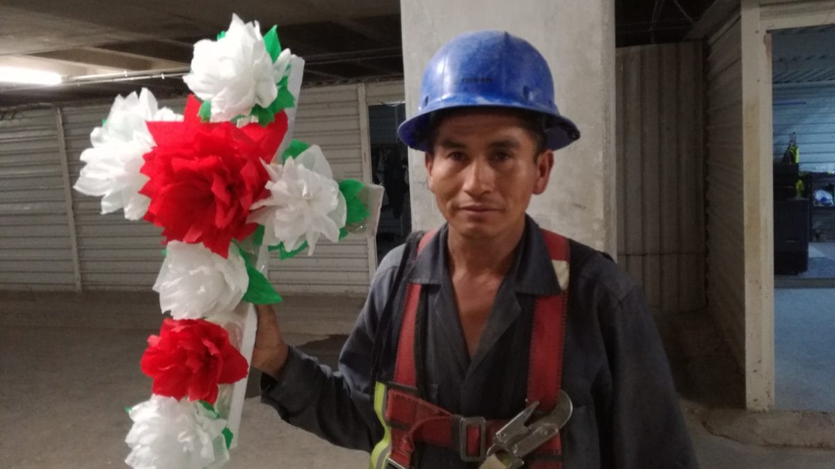 Los trabajadores de la construcción han hecho muy popular el Día de la Santa Cruz. | Foto: Desde la Fe.