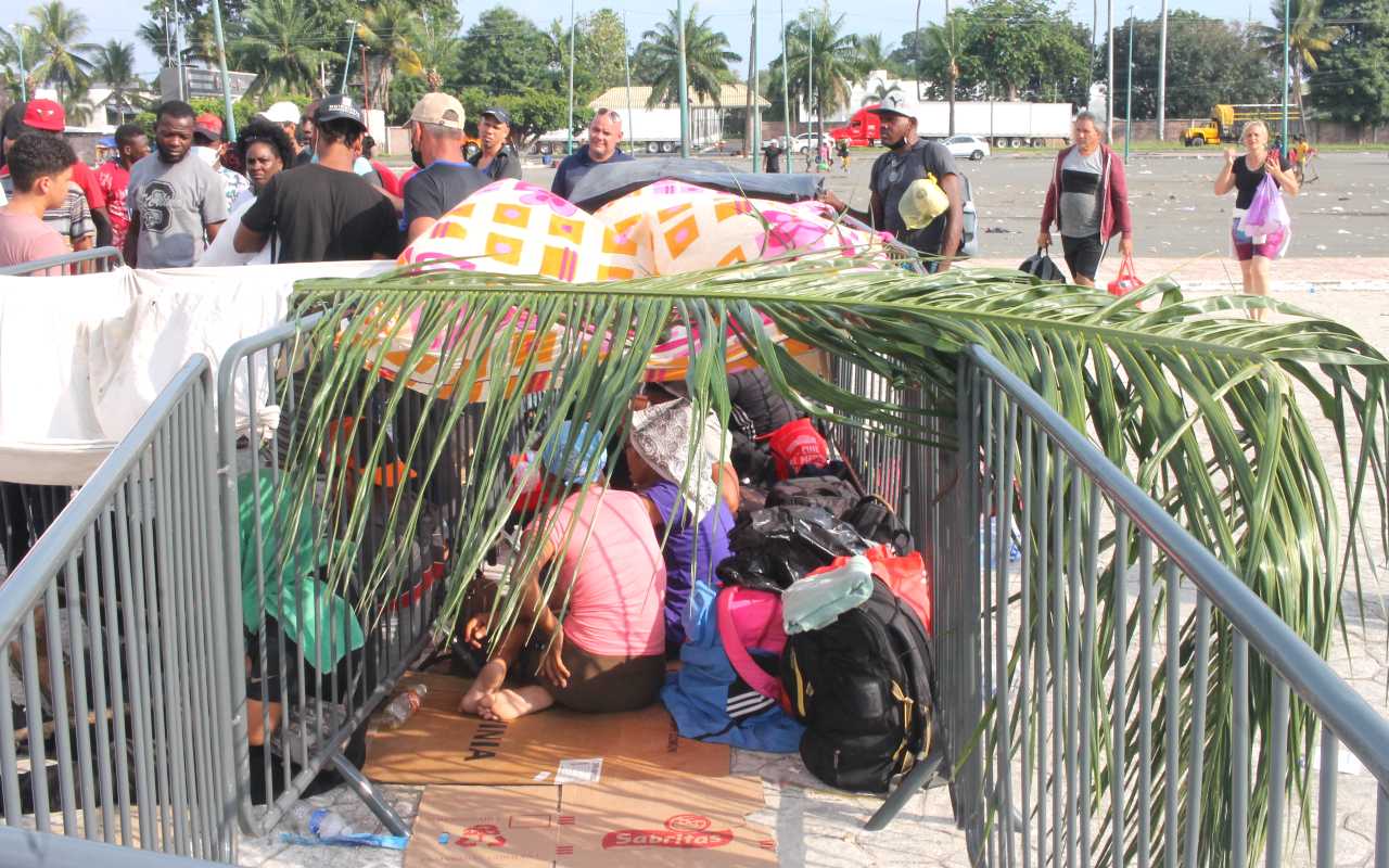 Migrantes haitanos esperando en Chiapas. | Foto: Francisco Barradas Benítez.