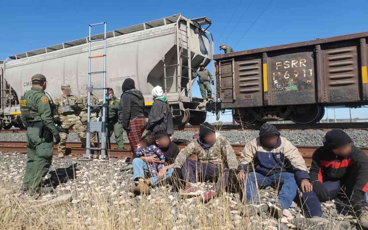 Grupo de migrantes encontrados dentro de vagones del tren por la Patrulla Fronteriza de Del Río, Texas, el 14 de febrero de 2022. | Foto: US Border Patrol Del Rio Sector.
