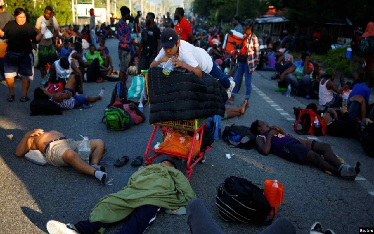 Migrantes en Chiapas exigen visas humanitarias para moverse libremente por México. | Foto: VOA / Reuters.