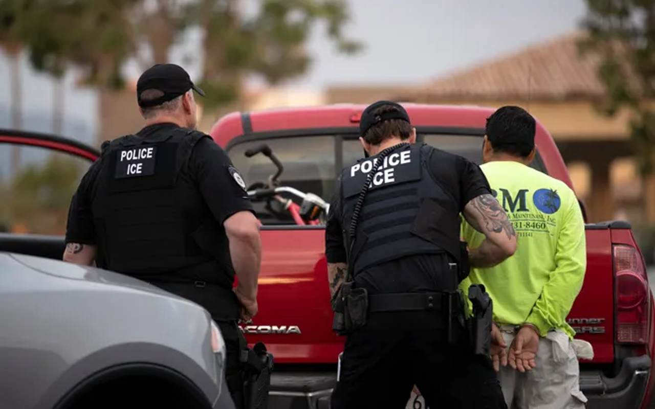 Una de las promesas de Joe Biden fue cambiar las prioridades de arrestos y deportación de ICE. | Foto: AP / Voz de América