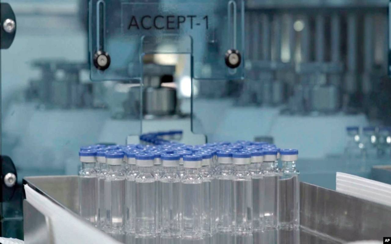 Ampolletas de la nueva vacuna Novavax contra el Covid aguardan a ser etiquetadas en Pune, India. | Foto: VOA / Serum Institute of India for Novavax / AP).