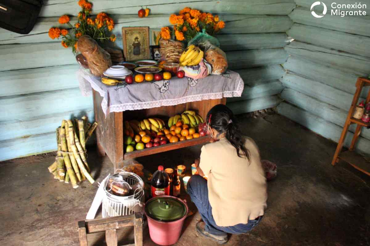 En Santa Cruz Nundaco, Oaxaca, Luisa Ávila prepara su altar por el Día de Muertos con la comida preferida para sus padres, hermanos y demás seres queridos que ya no están con ella. | Foto: Abel Domínguez / Conexión Migrante