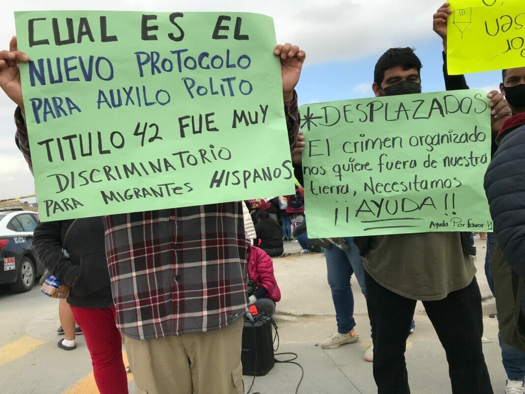 Migrantes protestan en Consulado de EUA en Tijuana